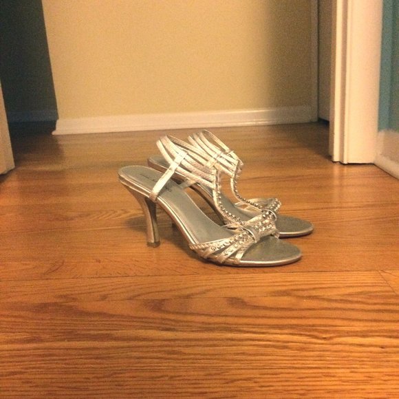 Silver heels - Picture 1 of 3